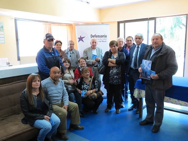 Tras la reuni&oacute;n, el defensor local jefe de Linares, Marco Caballero, junto a dirigentes vecinales.