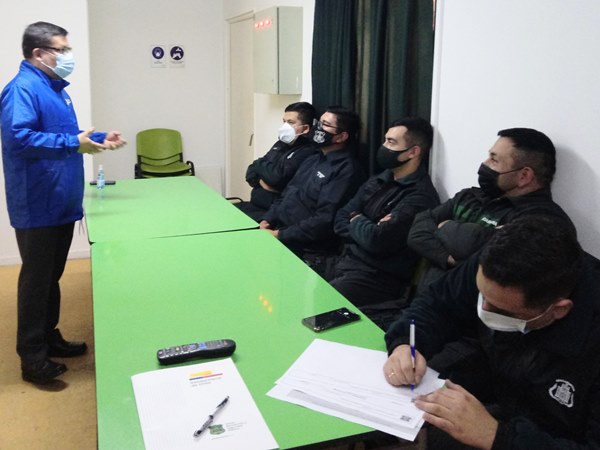 Los gendarmes en plena jornada de capacitaci&oacute;n con el Defensor Regional de Tarapac&aacute;.