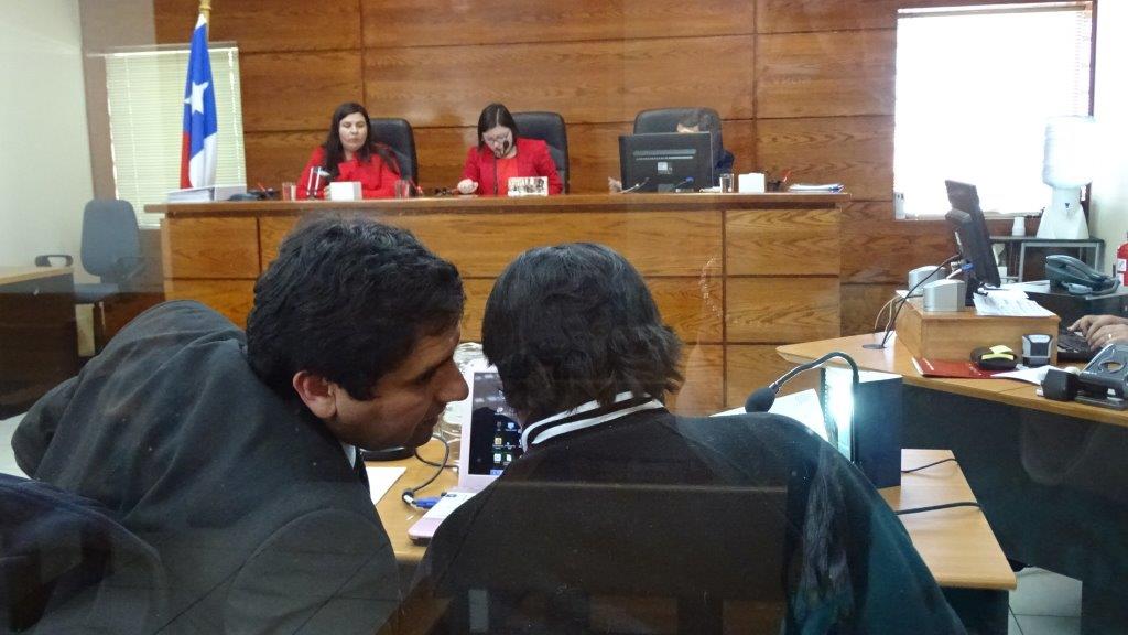 El defensor Hernan D&iacute;az y el imputado A.P.P. en una de las tres jornadas que dur&oacute; el juicio oral ind&iacute;gena en Calama