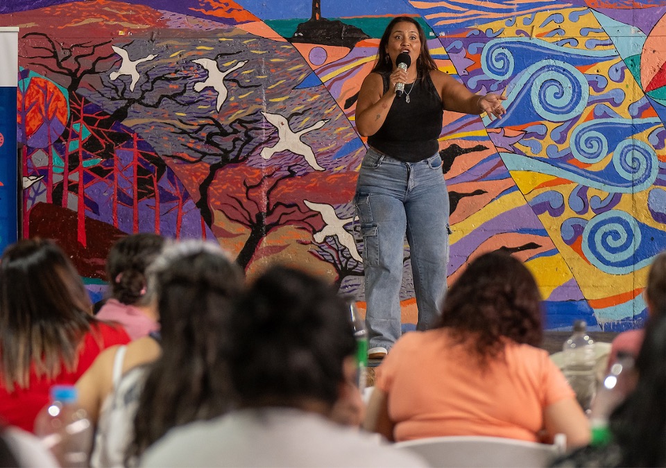 La comediante Pamela Leiva durante el show que ofreci&oacute; ante las mujeres privadas de libertad en el CPF.