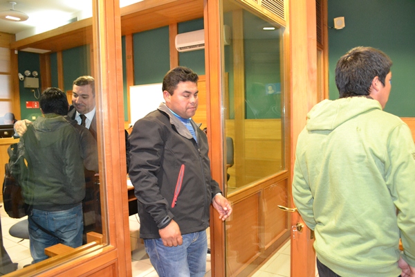 Al t&eacute;rmino de la audiencia, el defensor penal mapuche Jaime L&oacute;pez salud&oacute; a los comuneros absueltos.