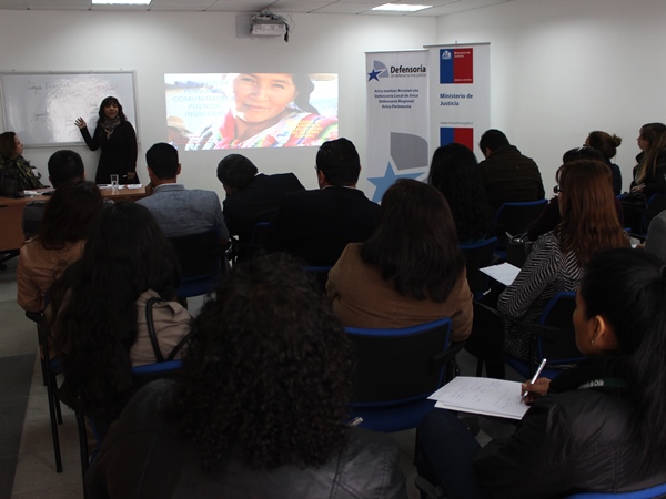 La facilitadora intercultural In&eacute;s Flores dict&oacute; el seminario "G&eacute;nero intercultural, derechos de personas, comunidad y pueblos ind&iacute;genas&rdquo; en Arica.