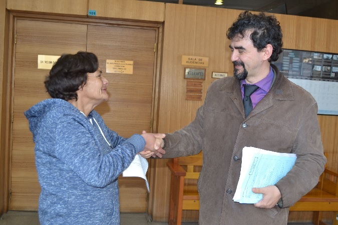 A la salida de la audiencia, M&oacute;nica Cort&eacute;s agradeci&oacute; emocionada al defensor p&uacute;blico Erick Astudillo.