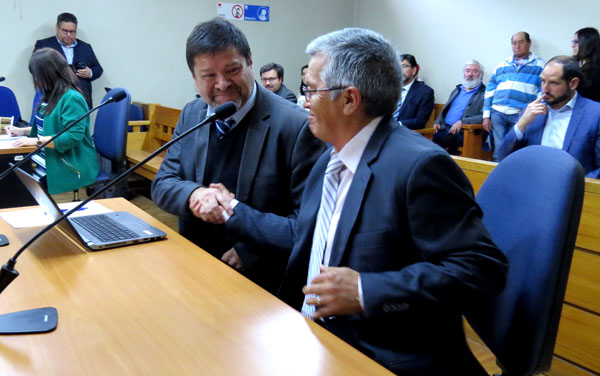 El defensor p&uacute;blico Cristian Godoy felicita a don Horacio por su rehabilitaci&oacute;n y el t&eacute;rmino de su causa penal.