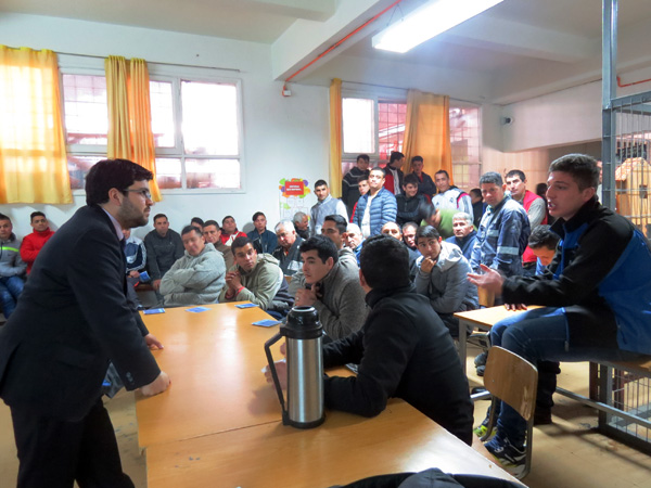 El defensor penitenciario Freddy Acosta se dirige a los internos en la c&aacute;rcel de Peumo.