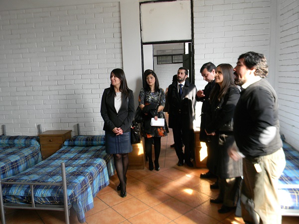 La delegaci&oacute;n, encabezada por la Defensora Regional Viviana Castel, aprovech&oacute; de recorrer las instalaciones del centro semicerrado.