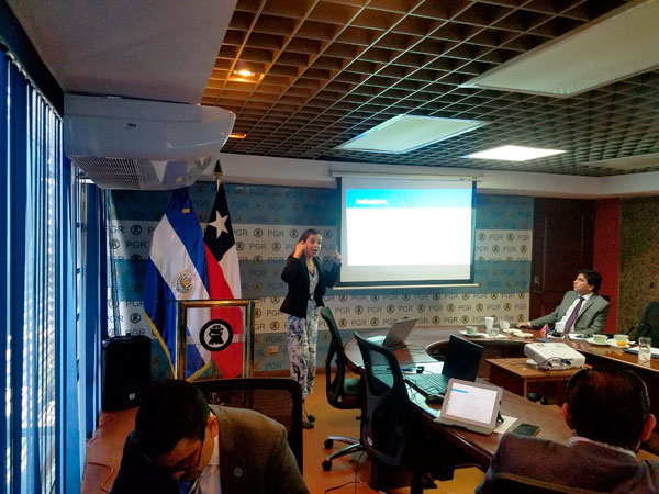La abogada Lorena Seleme durante una de las capacitaciones en El Salvador.