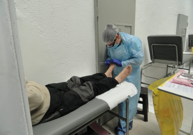 Las estudiantes de podolog&iacute;a atendieron a internos de la tercera edad y con otros problemas de salud.