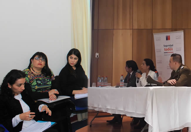 La defensora p&uacute;blica Gloria Castro junto a funcionarios del servicio de salud, exponiendo el auditorio del municipio de Angol.