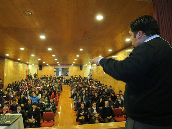Antes unos 150 alumnos, el defensor local jefe de Parral, Rodrigo Jaque, explic&oacute; la Ley de Responsabilidad Penal Adolescente (LRPA).