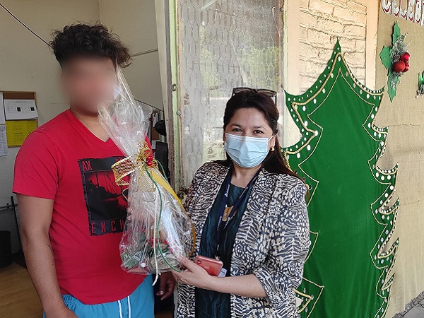 Como agradecimiento por su labor, los j&oacute;venes del CIP de San Bernardo entregaron un regalo a Loreto Flores.
