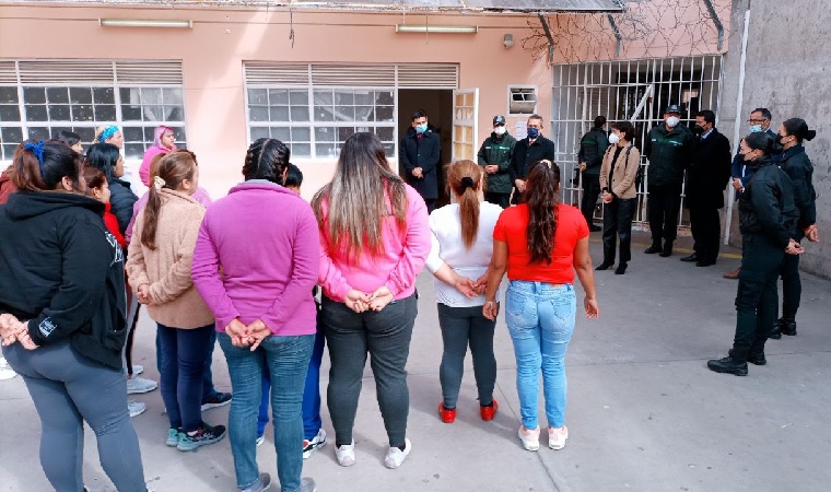 Durante su visita, el Defensor Nacional dialog&oacute; con mujeres privadas de libertad en el penal serenense.