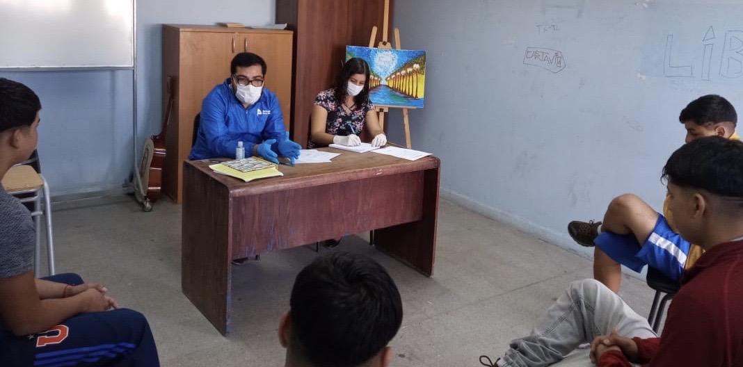Equipo penal juvenil entrega orientaci&oacute;n a los j&oacute;venes sobre la situaci&oacute;n de sus causas.
