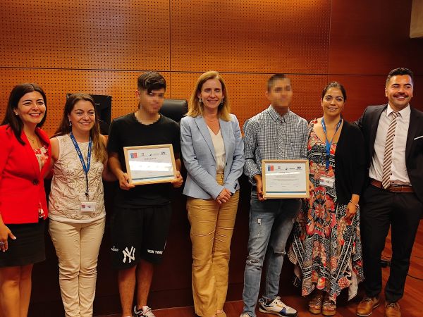 Los j&oacute;venes recibieron un diploma que los acredita como egresados del TTD.