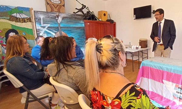La directiva de Traves CHile reconoci&oacute; el trabajo integrador y respetuoso por la diversidad sexual que ha hecho la Defensor&iacute;a.