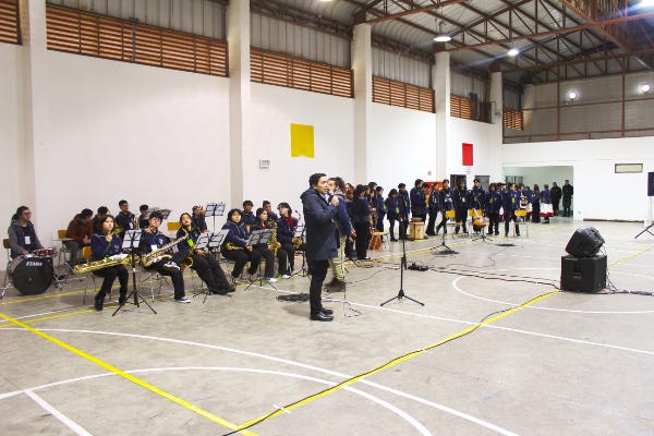 Cristi&aacute;n Hinostroza present&oacute; a los m&aacute;s de 70 artistas en escena.