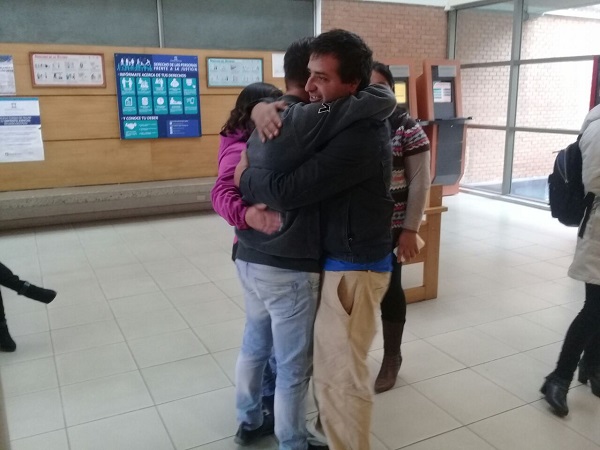 (Gentileza diario La Discusi&oacute;n) El joven abraz&oacute; a su familia a la salida del tribunal, tras conocer su absoluci&oacute;n. 