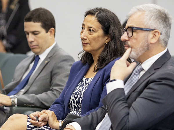 (Foto: gentileza de Myke Sena/DPU) Claudia Castelletti y Ra&uacute;l Palma durante la jornada inicial del curso que dictan en Brasilia (Brasil).
