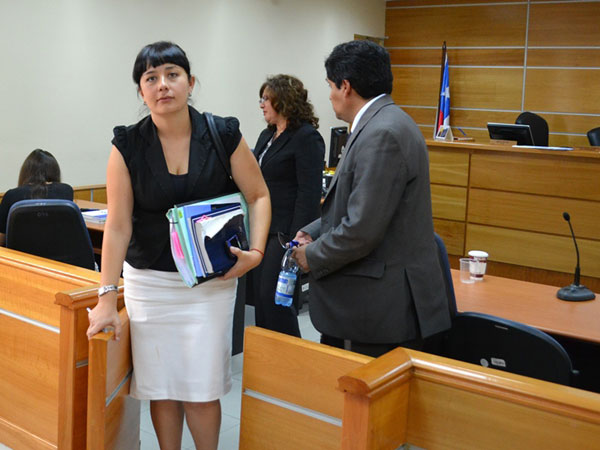 La defensora penal p&uacute;blica juvenil Natalia Andrade, al salir de una de las audiencias de este juicio. 