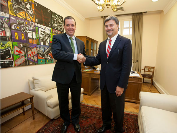 Tras la visita al general director de Carabineros, Gustavo Gonz&aacute;lez Jure, el Defensor Nacional se reuni&oacute; con el senador Felipe Harboe (foto).