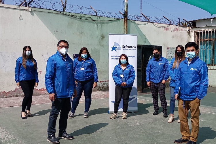 Defensoras y defensores, directivos y trabajadoras sociales realizaron el operativo en el CPF de Antofagasta.