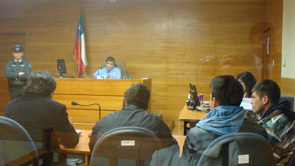 El defensor p&uacute;blico Luis Valdenegro, captado junto a los imputados en la audiencia de formalizaci&oacute;n.