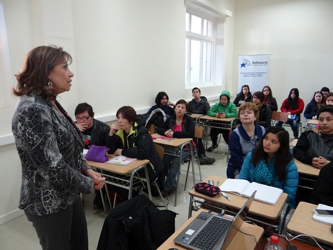 Los j&oacute;venes escucharon atentamente las exposiciones, para luego plantear sus inquietudes.