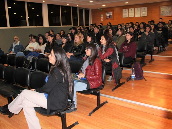 Alumnos de psicolog&iacute;a de la sede Arica de la Universidad Santo Tom&aacute;s participaron activamente en la charla sobre el "Proyecto Inocentes".