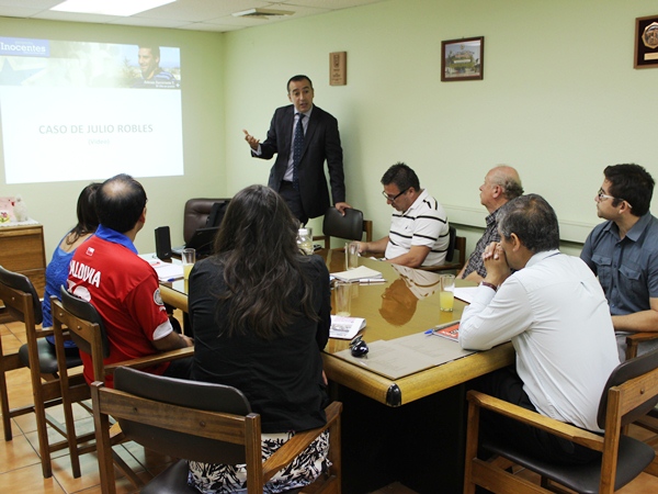 El jefe de Estudios de la Defensor&iacute;a de Arica y Parinacota, Sergio Zenteno, y la encargada de Comunicaciones, Daniela Tapia, expusieron en el taller.