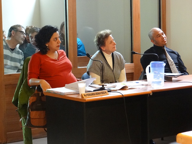 De izquierda a derecha, la defensora penal p&uacute;blica Mar&iacute;a Fernanda Benavides, la traductora alemana y Mauricio Fern&aacute;ndez G&aacute;lvez.