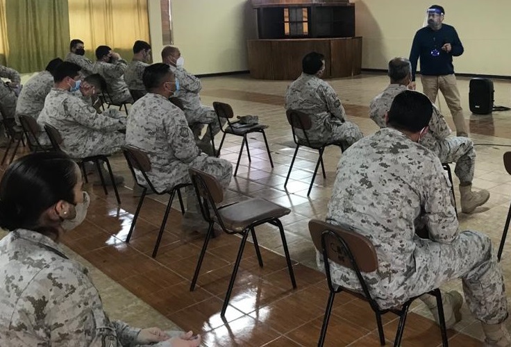 El Defensor Regional (S) de Antofagasta durante la charla dirigida a los jefes de patrullas militares.