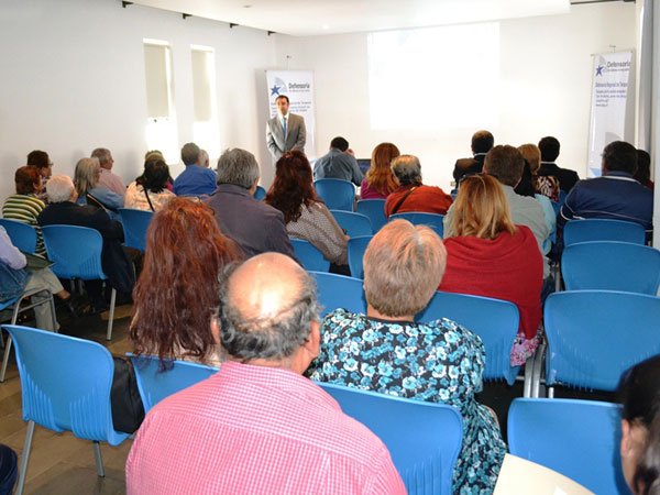 La exposici&oacute;n del Defensor Regional (S), Marcelo Lara Pol, fue seguida con cr&iacute;tico entusiasmo por los dirigentes sociales.