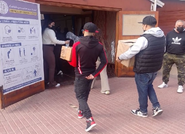 Los j&oacute;venes ingresaron con las cajas de alimentos a la parroquia.