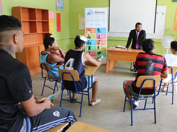 El defensor juvenil Gabriel Apaza junto a los j&oacute;venes internos en el CIP de Arica.