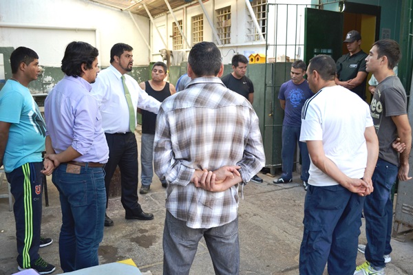 En el peque&ntilde;o patio del penal de Combarbal&aacute; el Defensor Regional se reuni&oacute; con los internos