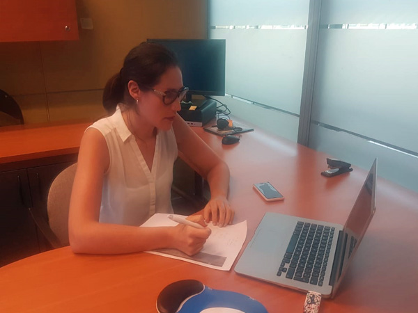 La defensora penal p&uacute;blica Macarena Albornz se entervsi&acute;to con imputados privadao de libertad en Santiago 1