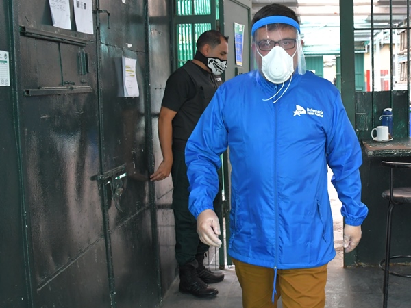 El Defensor Regional de Tarapac&aacute; durante uno de sus recientes ingresos a centros penales de la zona.