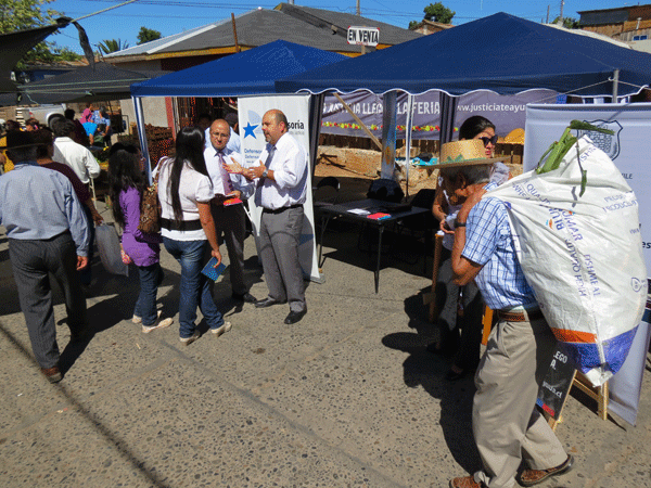 La Defensor&iacute;a Regional del Maule particip&oacute; en una Plaza de Justicia en la Feria de Cauquenes. En la imagen, el defensor regional Jos&eacute; Luis Craig atien