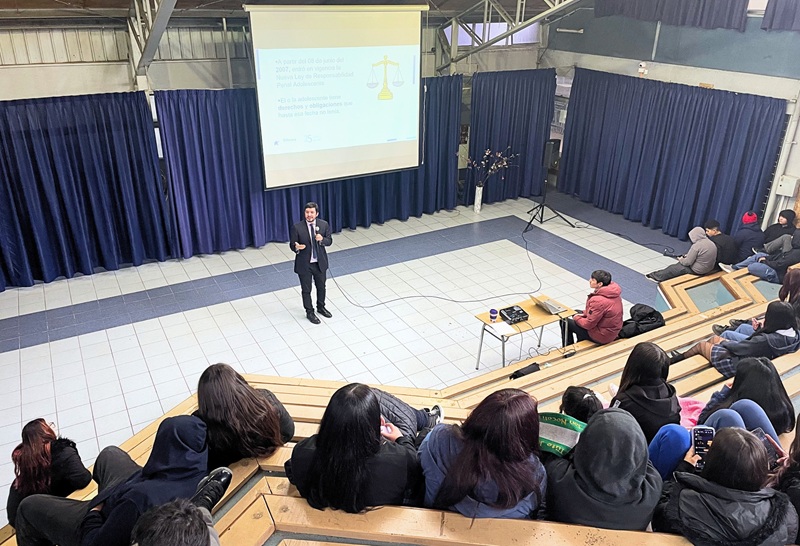 Jefe de Estudios de la Defensoría de Los Ríos dialogó sobre justicia juvenil con estudiantes del Liceo Comercial de Valdivia