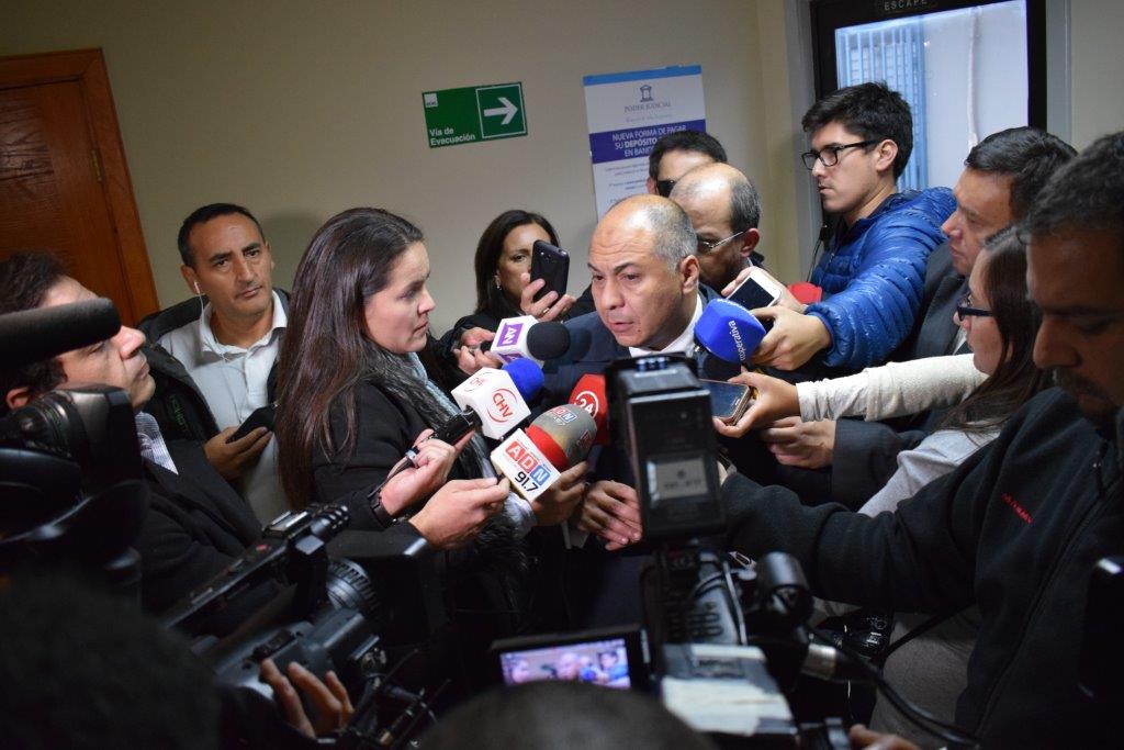 El defensor p&uacute;blico Ricardo Flores fue abordado por la prensa al t&eacute;rmino de la audiencia de veredicto.