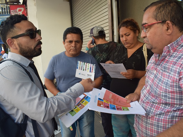 Vecinos de Iquique prestaron mucha atenci&oacute;n a las explicaciones sobre sus derechos en materia penal.