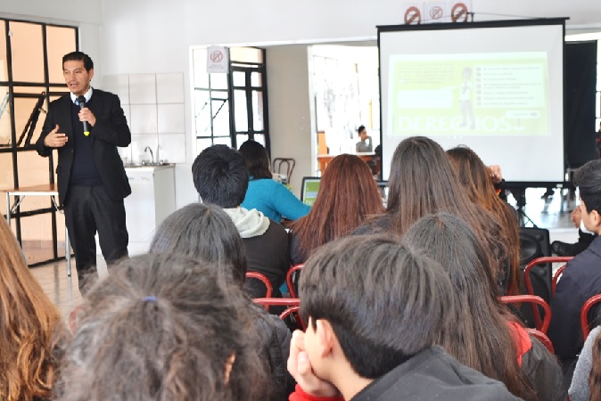 La charla del defensor juvenil fue dirigida a alumnos de ense&ntilde;anza media del Colegio Manantiales.