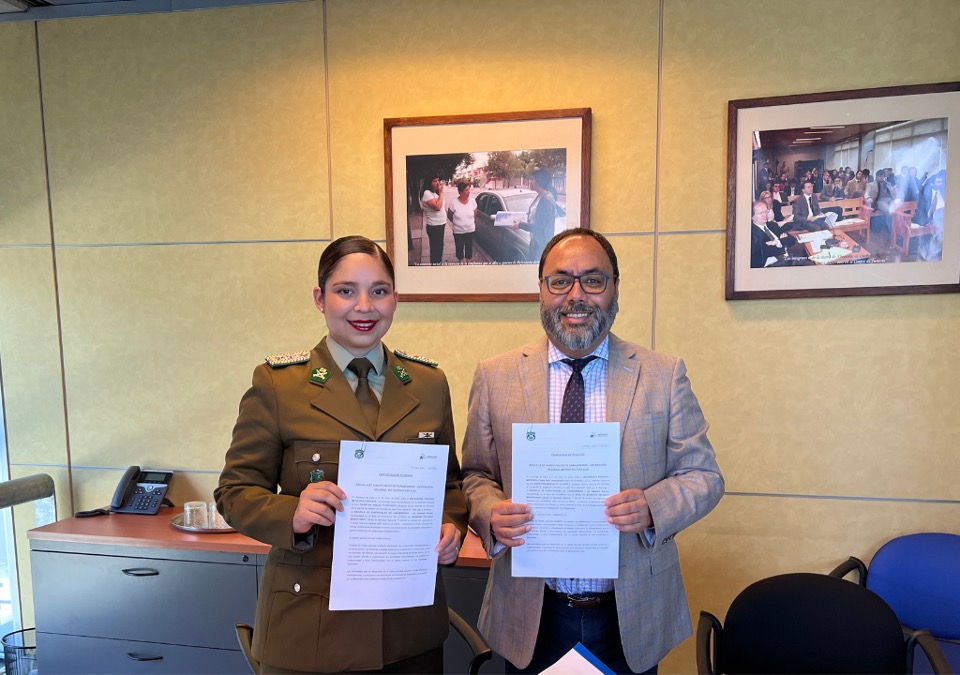 La encargada de Vinculaci&oacute;n con el Medio, teniente B&aacute;rbara Delgado y el defensor Metropolitano Sur (S) Christian Basualto.