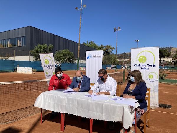 Las instituciones firmantes acordaron gestionar clases de tenis para j&oacute;venes que est&aacute;n en medio abierto y cerrado.