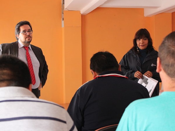 La charla estuvo a cargo del defensor p&uacute;blico Hugo Peralta y la facilitadora intercultural de la Defensor&iacute;a Regional, In&eacute;s Flores.