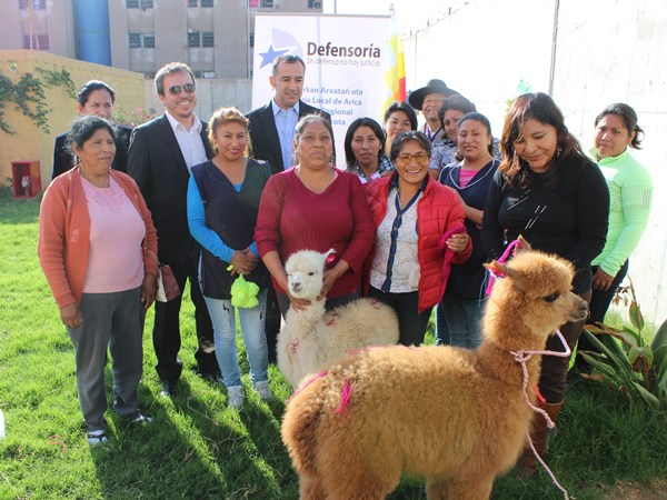 Las internas aymaras junto a directivos regionales de la Defensor&iacute;a y la facilitadora intercultural, In&eacute;s Flores Huanca.