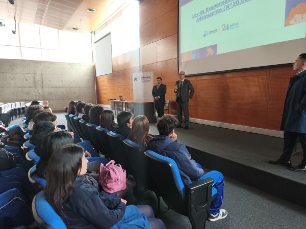 El Defensor Regional y los postulantes de derecho expusieron ante las y los alumnos del colegio de Maip&uacute;.