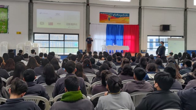 Defensor Rigoberto Mar&iacute;n convers&oacute; con cerca de 200 alumnos y alumnas