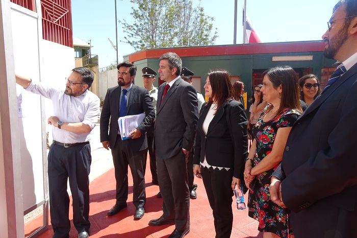 La Defensora Regional durante la visita al CIP-CRC junto al subsecretario y el seremi de Justicia.