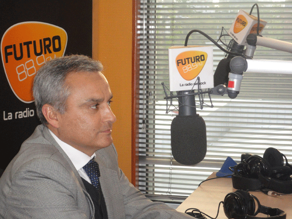 El Defensor Nacional Georgy Schubert en los estudios de Radio Futuro.